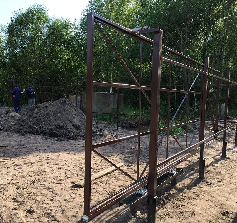 Варианты ворот на винтовых сваях в Калининградской области